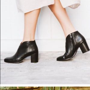 Frye Nora short zip boot in black, size 8